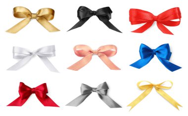 Beyaz üzerine izole edilmiş farklı renklerde güzel yaylar.