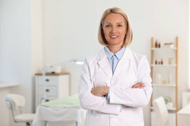 Modern klinikteki mutlu dermatolog portresi.