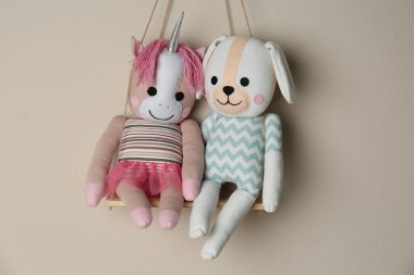 Bej duvarında sevimli oyuncaklar olan raflar. Çocuk odasının iç ögesi