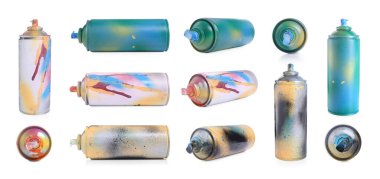 Farklı kullanılmış sprey boya kutuları beyaz ve sette izole edilmiş.