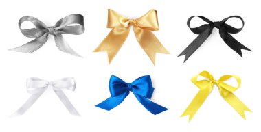 Beyaz üzerine izole edilmiş farklı renklerde güzel yaylar.