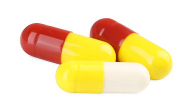 Beyaza izole edilmiş üç antibiyotik hapı. Tıbbi tedavi