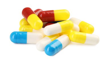 Beyaza izole edilmiş bir sürü antibiyotik hapı var. Tıbbi tedavi