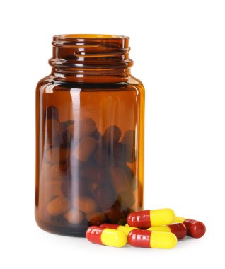 Beyaza izole edilmiş antibiyotik hapları ve şişe.