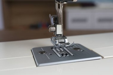 Bulanık arkaplanda beyaz dikiş makinesi, yakın plan