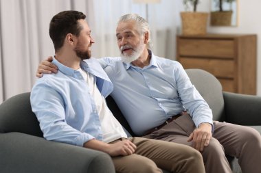 Mutlu oğul ve babası evde.