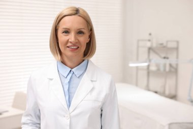 Modern klinikte mutlu dermatologların portresi, metin için yer