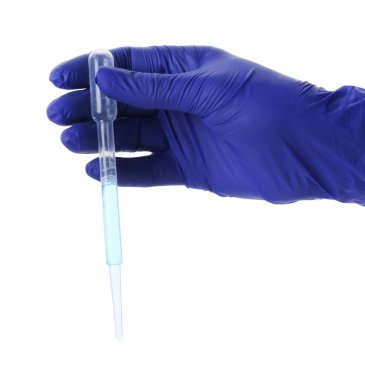Bilim adamı, beyaz arka planda sıvı olan transfer pipeti tutuyor.