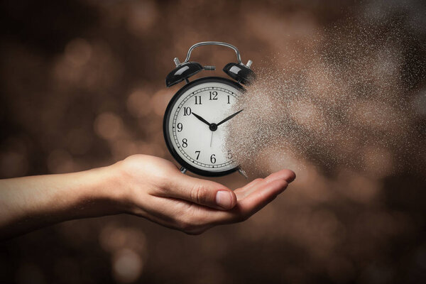 Acaba Tiempo Mujer Con Reloj Despertador Disuelto Sobre Fondo Borroso — Foto de Stock