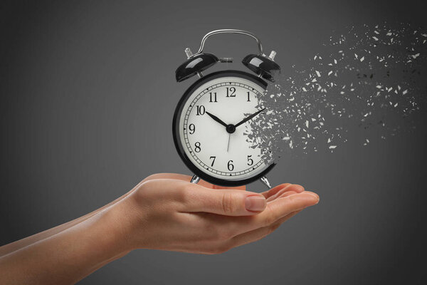 Acaba Tiempo Mujer Con Reloj Despertador Disuelto Sobre Fondo Gris — Foto de Stock