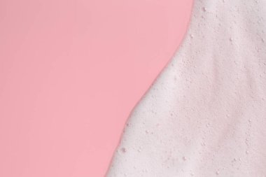 Pembe arka planda beyaz tüylü köpük, üst manzara. Metin için boşluk