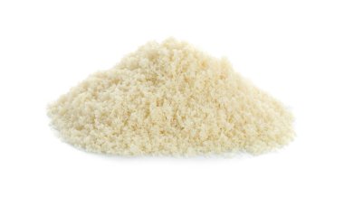 Beyaz üzerine izole edilmiş taze badem unu yığını.