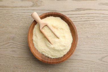 Taze badem unu ve bir kase dolusu tahta masa, üst manzara.