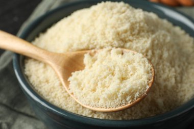 Masada taze badem unu ve kaşık, yakın plan.