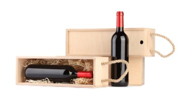 Beyaz şarap dolu ahşap hediye kutuları.