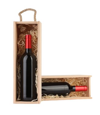 Beyaz şarap dolu ahşap hediye kutuları.