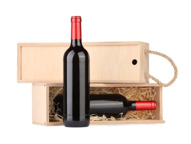 Beyaz şarap dolu ahşap hediye kutuları.