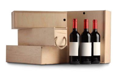 Beyaz şarap dolu ahşap hediye kutuları.