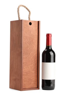 Tahta hediye kutusu ve beyaz şarap.