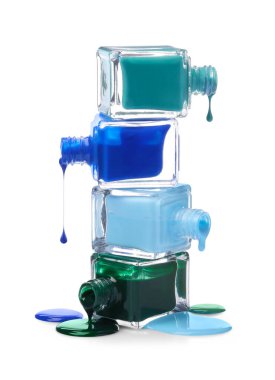 Beyaz şişelerden damlayan renk ojeleri.