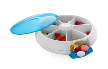 Organizatördeki farklı haplar beyaza izole edilmiş.