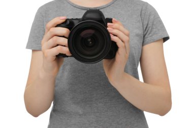 Beyaz arkaplanda kamera olan fotoğrafçı, yakın plan