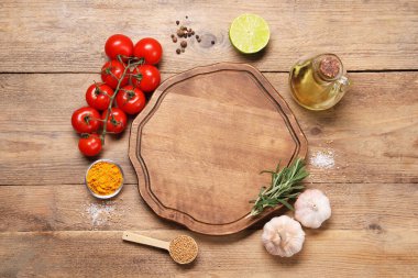 Kesme tahtası, baharatlar ve ahşap masa üzerindeki ürünler. Metin için boşluk