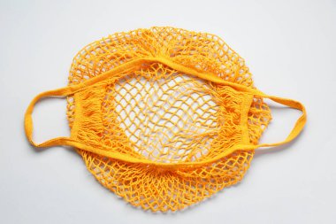 Açık gri arkaplanda turuncu sicim çantası, üst görünüm