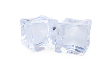 Beyaz üzerinde kristal berrak buz küpleri