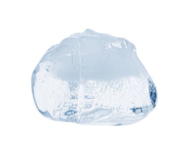 Temiz buz parçası beyaza izole edilmiş