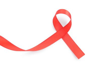 Kırmızı farkındalık kurdelesi beyaza izole edilmiş, üst görünüm