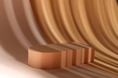 Ürünün sunumu. Renkli arka planda podyum ve gölgeler. Metin için boşluk