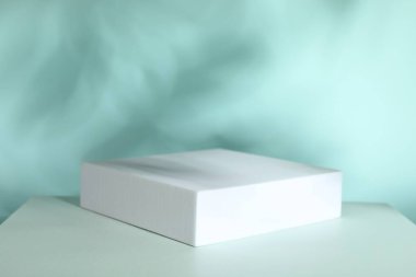 Ürünün sunumu. Turkuaz arka planda podyumlar ve gölgeler. Metin için boşluk