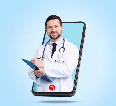 Çevrimiçi tıbbi danışmanlık. Açık mavi arkaplan karşısında akıllı telefon ekranında panosu olan doktor