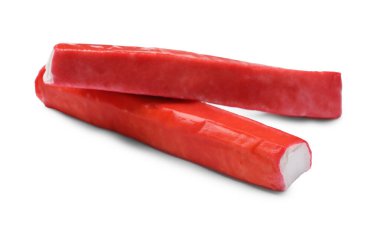 Beyaz üzerine izole edilmiş iki lezzetli yengeç çubuğu.