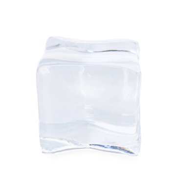 Bir kristal berrak buz küpü beyaza izole edilmiş