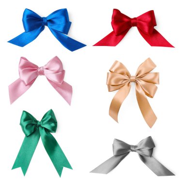 Beyaz üzerine izole edilmiş farklı renklerde güzel yaylar.