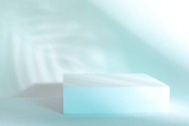 Ürünün sunumu. Açık mavi arkaplanda podyum, metin için boşluk