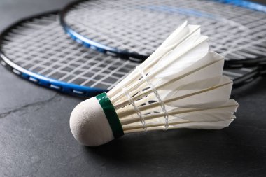 Tüylü badminton mekik siki ve raketleri gri desenli masada yakın plan