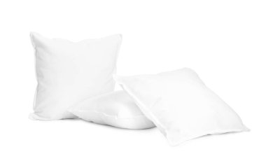 Beyaz üzerine izole edilmiş üç yeni yumuşak yastık