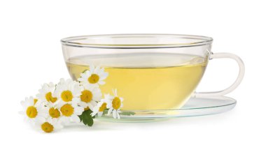 Cam bardakta Aromatik bitki çayı ve beyaz papatya çayı.