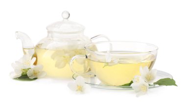 Cam bardakta Aromatik bitki çayı, çaydanlık ve beyaz üzerine izole edilmiş çiçekler.