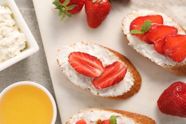 Lezzetli ricotta bruschetta çilekli ve nane şekerli gri masa, düz yatıyordu.