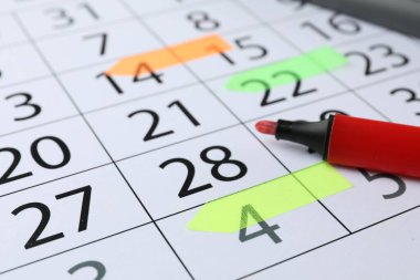 Zaman çizelgesi. İşaretli tarihler ve hissedilmiş kalemle takvim sayfası, kapat