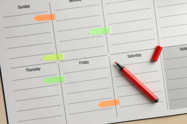 Zaman çizelgesi. Haftalık planlayıcı ve masa üzerinde dolma kalem, üst görünüm