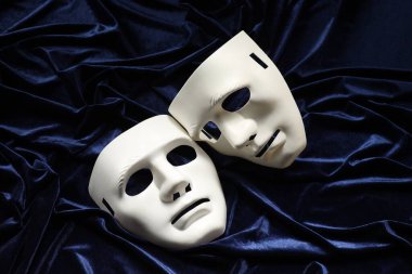 Tiyatro sanatları. Mavi kumaşlı beyaz maskeler.