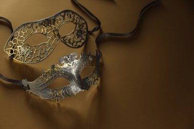 Bej arka planda zarif yüz maskeleri, metin için boşluk. Tiyatro performansı