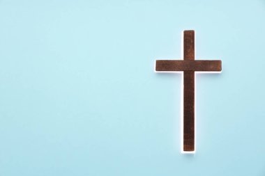 Açık mavi arkaplanda parlayan haç, metin için boşluk. Hıristiyanlık Dini