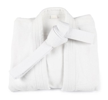 Beyaz arka planda karate kemeri ve kimono, üst görünüm