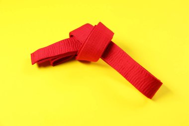 Sarı arkaplanda kırmızı karate kuşağı, üst görünüm